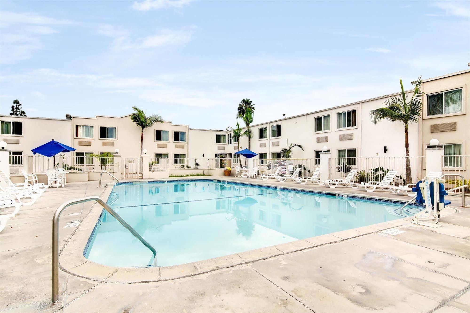Hotel 6-carson, Ca 2*