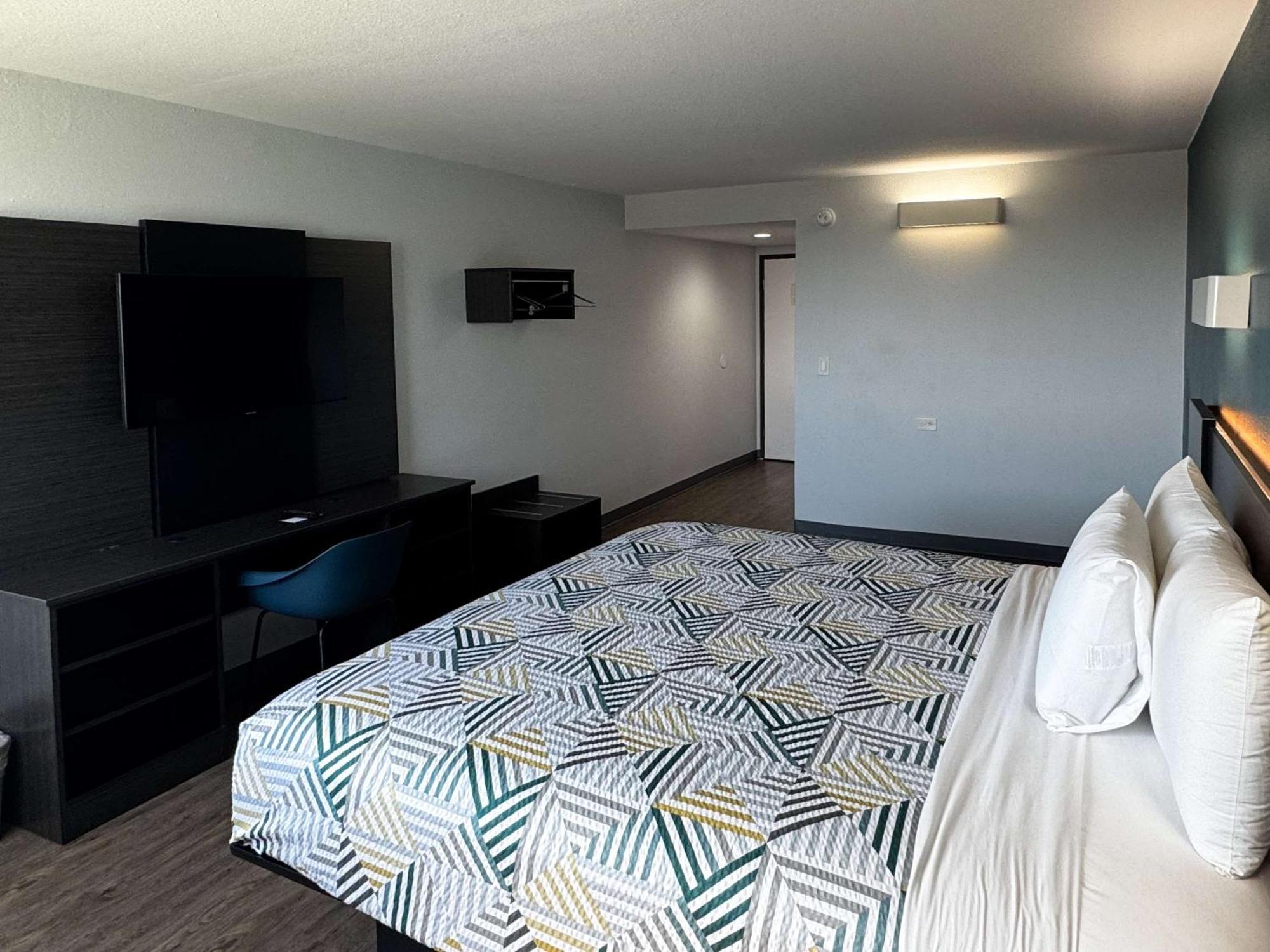 6-carson, Ca (adults Only) Carson